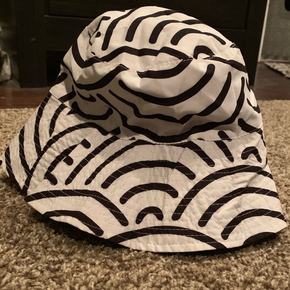 Zebra Printed / Black Reversible Bucket Hat - Picture 3 of 5
